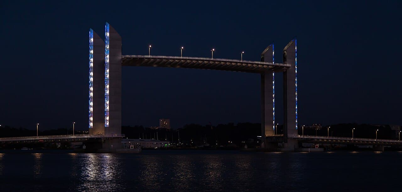 Le pont Jacques-Chaban-Delmas illuminé au-dessus de la Garonne
