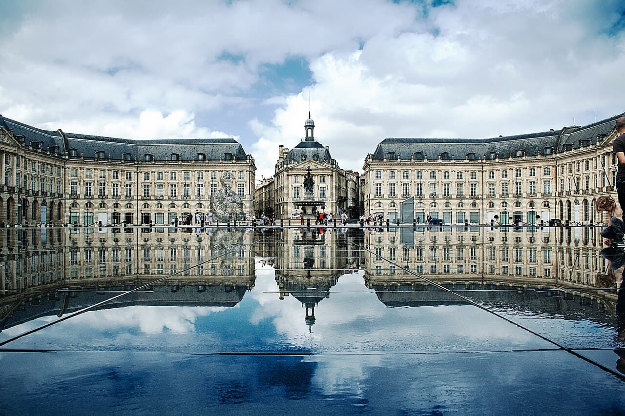 La place de la Bourse reflétée dans le Miroir d’eau à Bordeaux